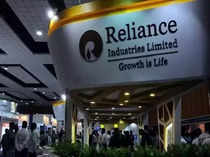 RIL investors suffer 1.67 lakh crore loss as stock crashes over 9%