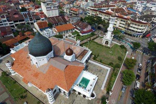 An aerial view of Jalan Masjid Kapitan Keling in Penang where several houses of worship are located within few hundred metres of each other. Seen here are Kapitan Keling Mosque (foreground) and the Sri Mahamariamman Temple (diagonaly across the street in the background). – ZAINUDIN AHAD/The Star