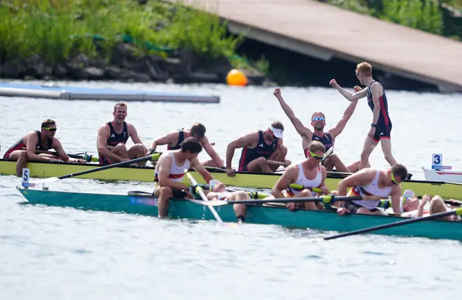 Great Britain's Sholto Carnegie, Rory Gibbs, Morgan Bolding, Jacob Dawson, Charles Elwes, Tom Digby, James Rudkin, Tom Ford and Cox Harry Brightmore celebrate winning Gold