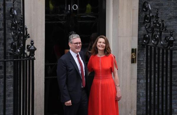 Prime Minister Sir Keir Starmer and his wife Victoria outside No 10 Downing Street